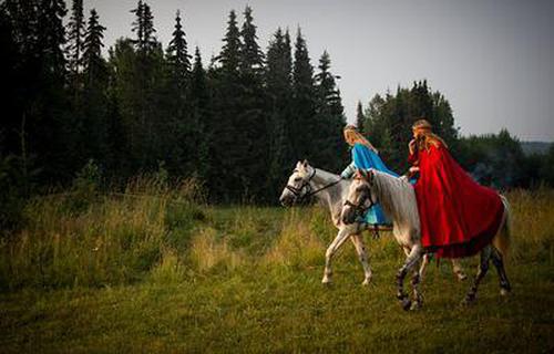 当时,王伯阳拉袁某上车并一路向东行驶的画面,被宾馆及沿路的监控器拍